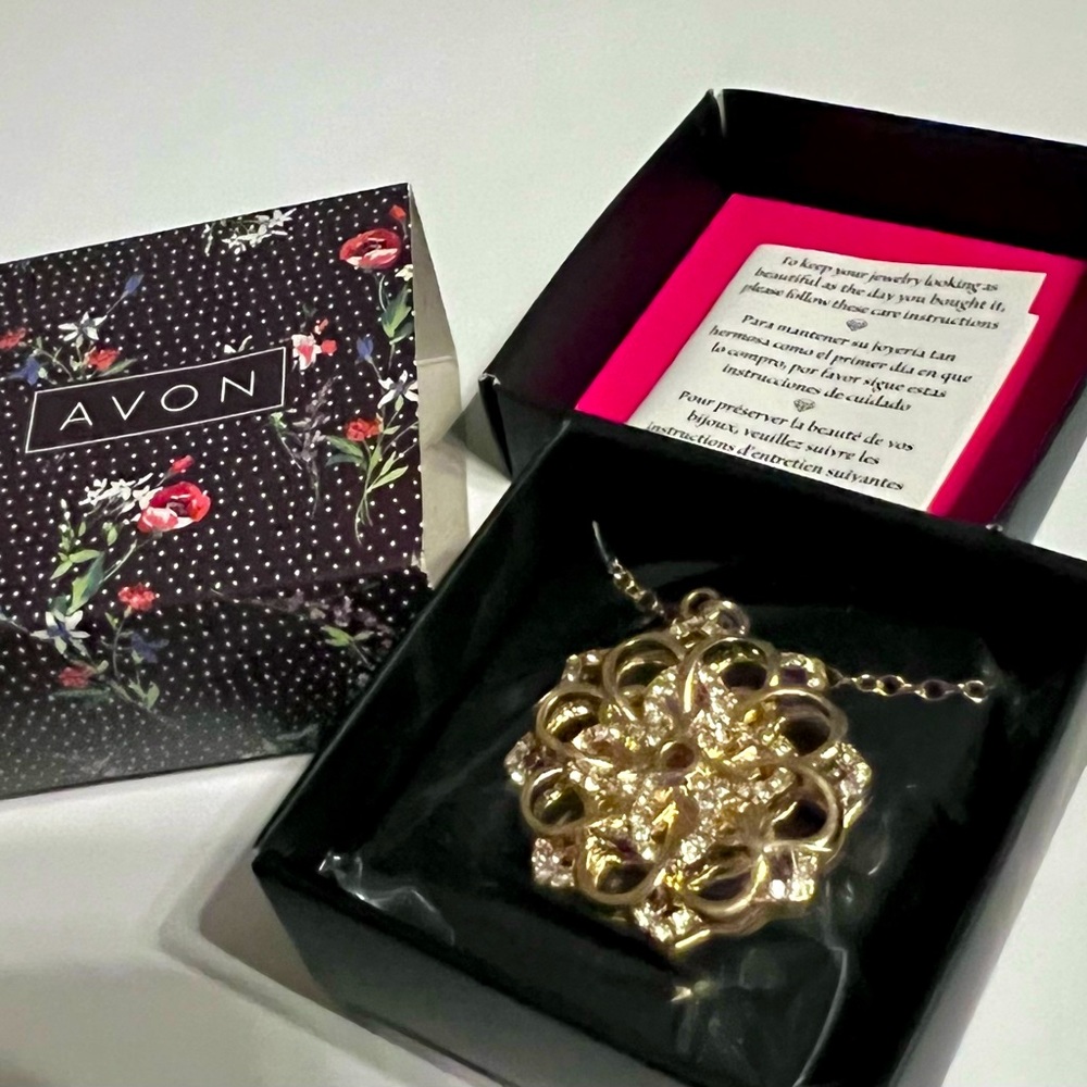 AVON Garden Party Flower Necklace